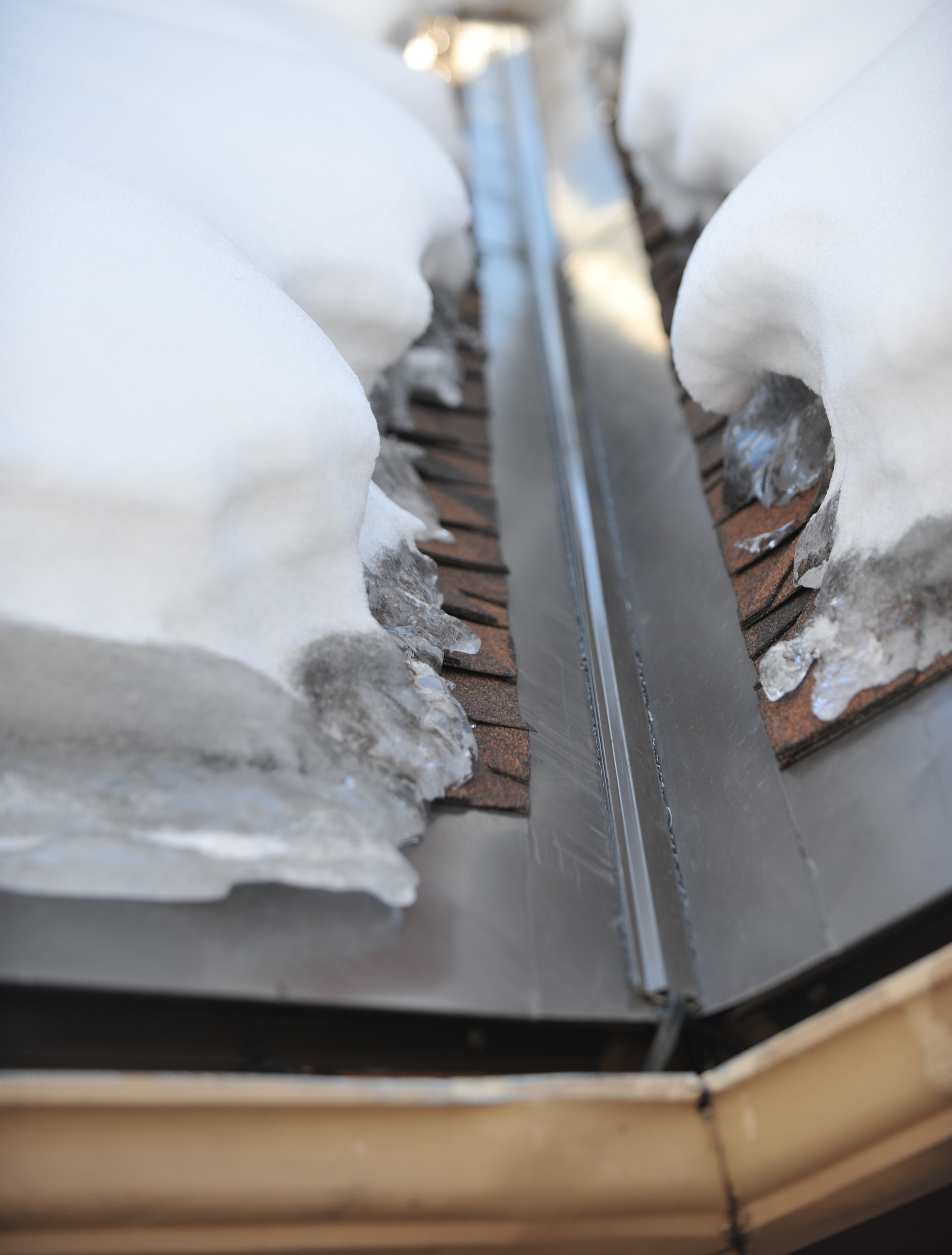 Effective Ice Dam Prevention Systems for Asphalt Roofs