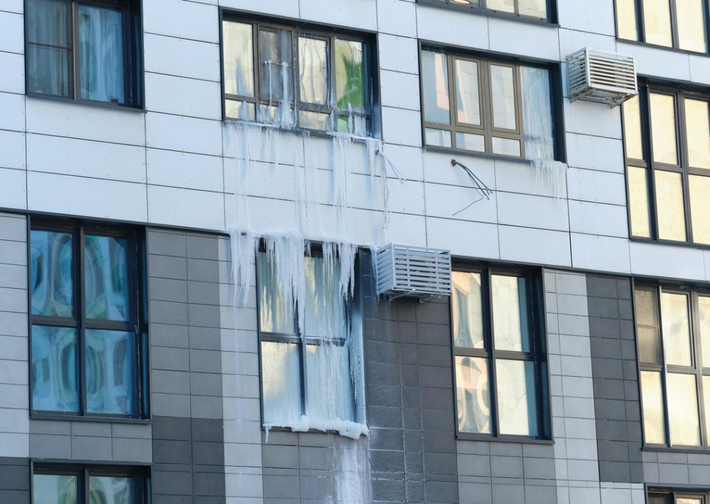 Hot edge ice melt for eco-friendly resort